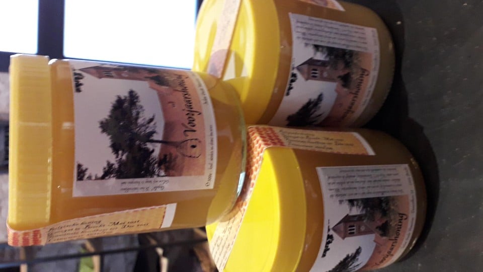 De voorjaarshoning is gemaakt van honing van de bijen op het abdijdomein.