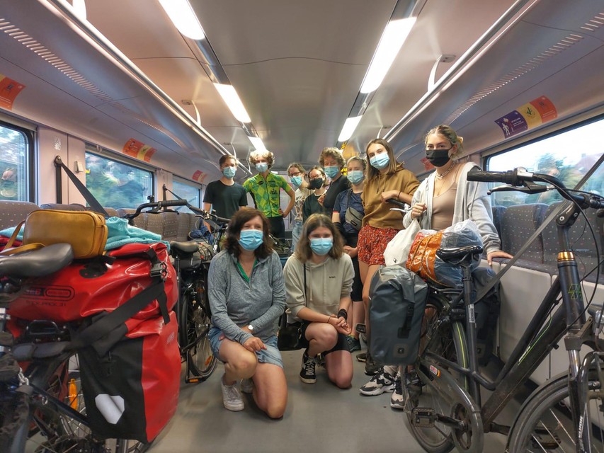 Acht leerlingen en twee leerkrachten van het Heilig Graf in Turnhout zijn vertrokken voor een fietstocht naar Parijs. Ze reden eerst met de trein naar Binche. 