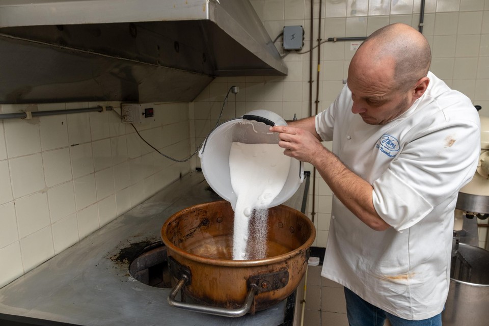De productie gebeurt ambachtelijk in koperen ketels.