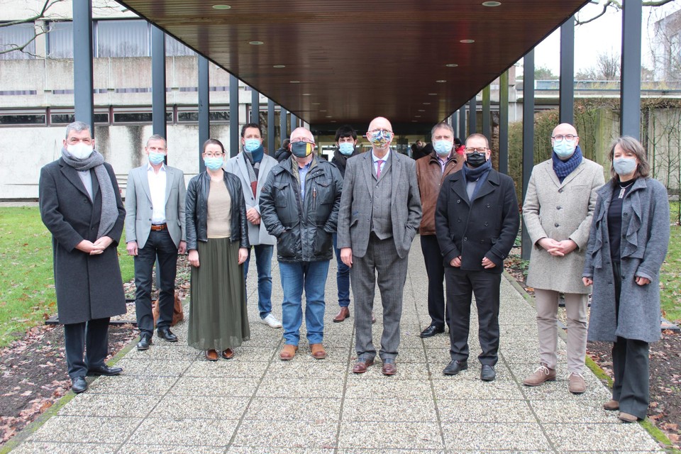 Gedeputeerde Luk Lemmens (midden) verlengt de steun aan het vaccinatiecentrum in Malle. 