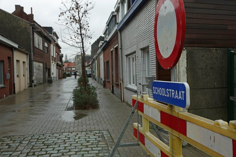 De Blarenstraat wordt afgesloten bij het begin en het einde van de schooltijd. 