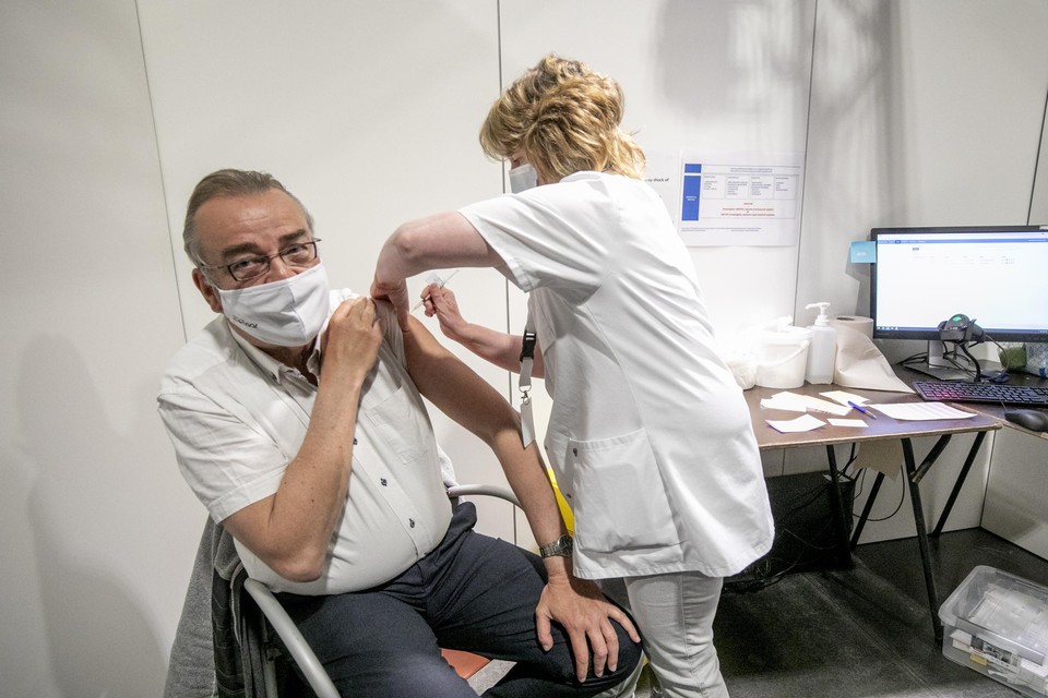 Voor een Covid-vaccinatie moet je binnenkort bij de huisarts of apotheker zijn. 