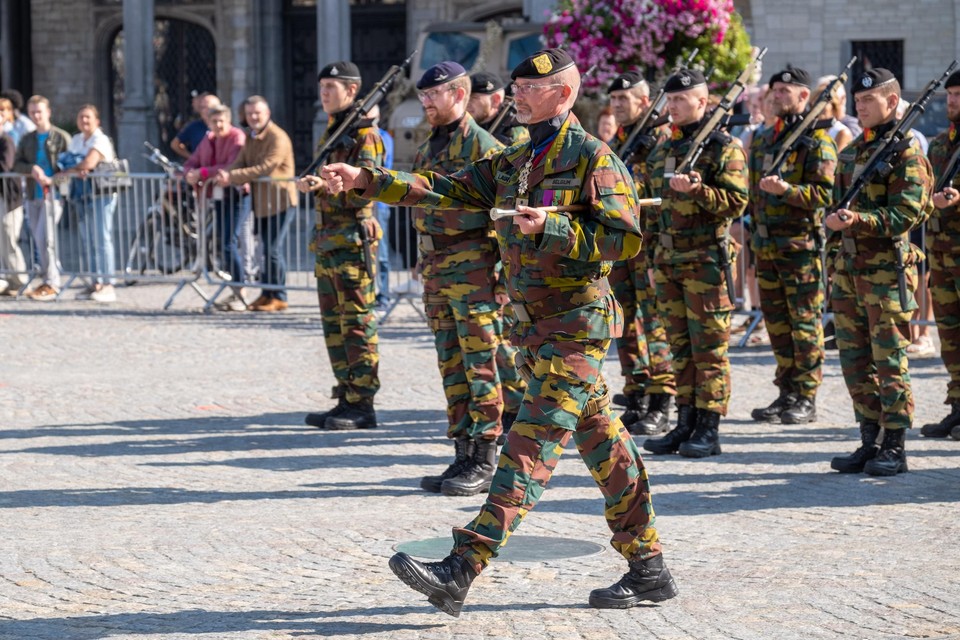De nieuwe commandant schouwt zijn troepen.