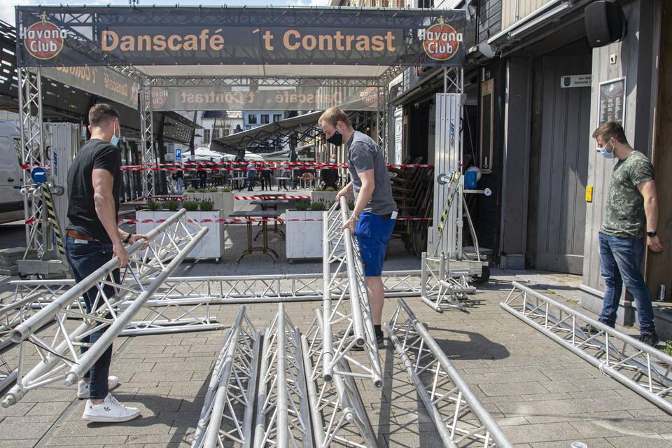 Overdekkingen en extra tafels: alles wordt uit de kast gehaald om de heropening van de terrassen goed in te zetten.