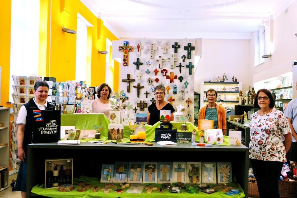Zuster Lieve en de vrijwilligers in boekhandel De Peerle.