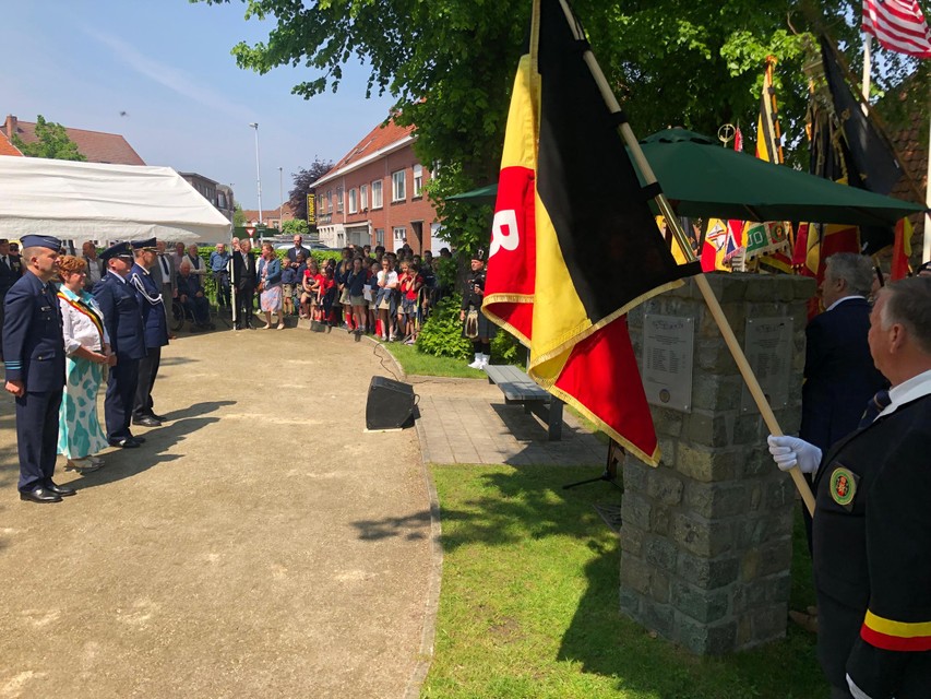Het groeten van de vaandels maakt onderdeel uit van de herdenking van de Tweede Wereldoorlog in Gierle.