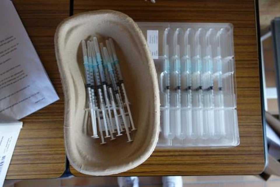 Links een klassiek nierbekken, rechts de nieuwe tray met 12 doses.