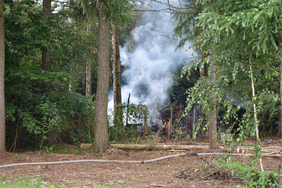 De chalet brandde volledig uit.