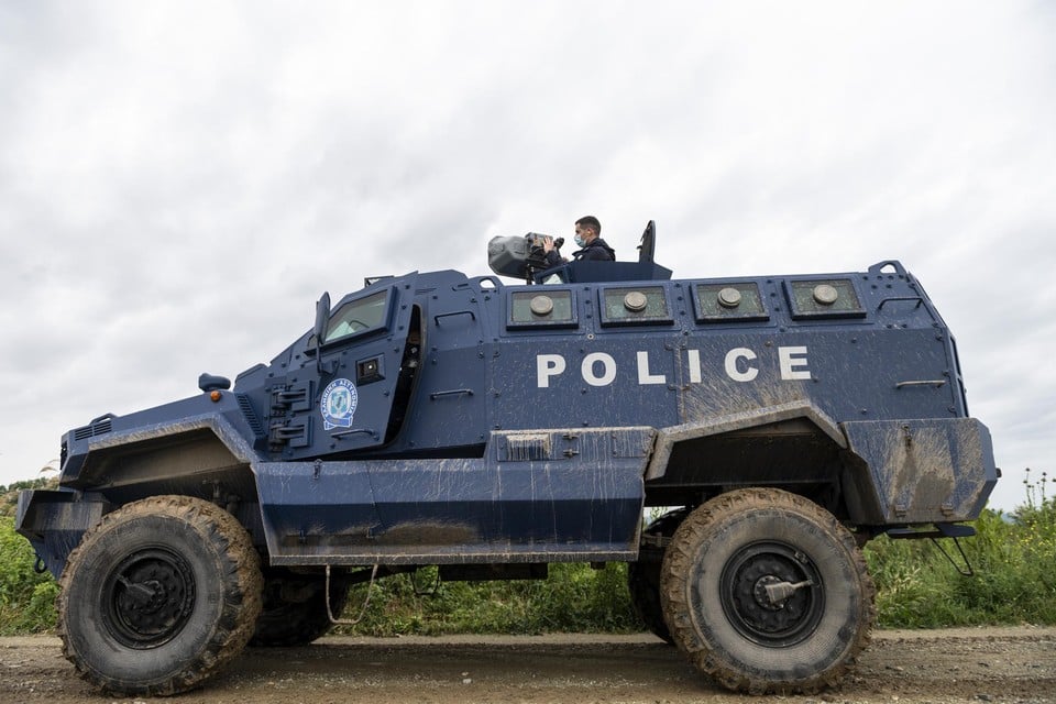Vanuit een pantserwagen ‘schiet’ de Griekse grenspolitie een oorverdovend lawaai over de grens met Turkije.