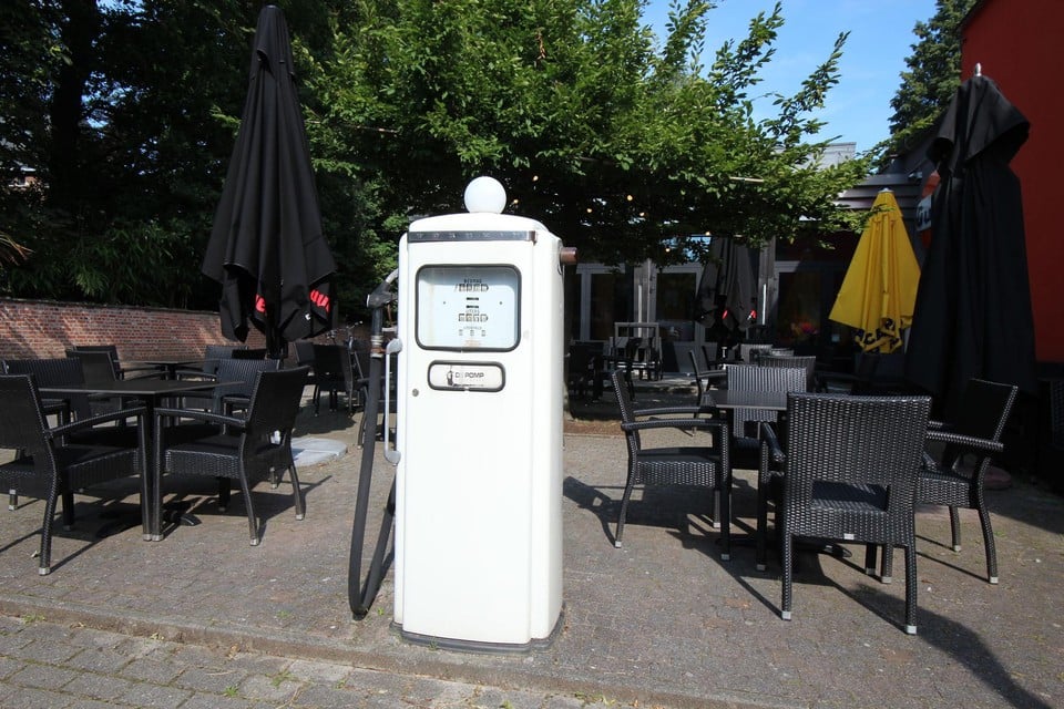 De oude pomp aan de straatzijde is de blikvanger van het café.
