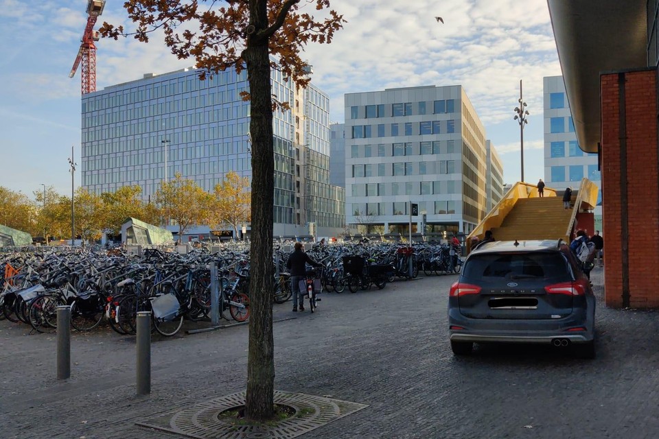 Donderdagmiddag stond er opnieuw een auto op het plein aan het station Antwerpen-Berchem 