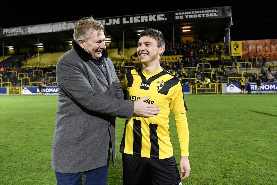 Archiefbeeld: Emile Samyn krijgt felicitaties van voorzitter Luc Van Thillo.