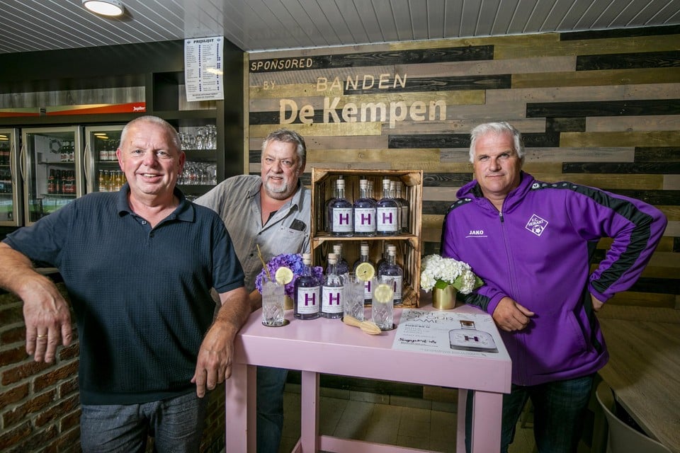 Clubvoorzitter Jan Hendrickx en vrijwilligers Benny Heylen en Jan Gui met enkele flessen van de Purp’re H.