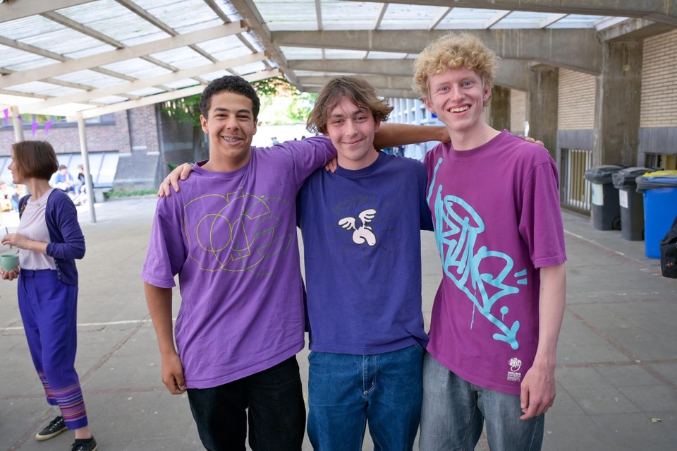 Jonathan, Wolf en Baptiste trokken hun mooiste paarse T-shirt aan. 