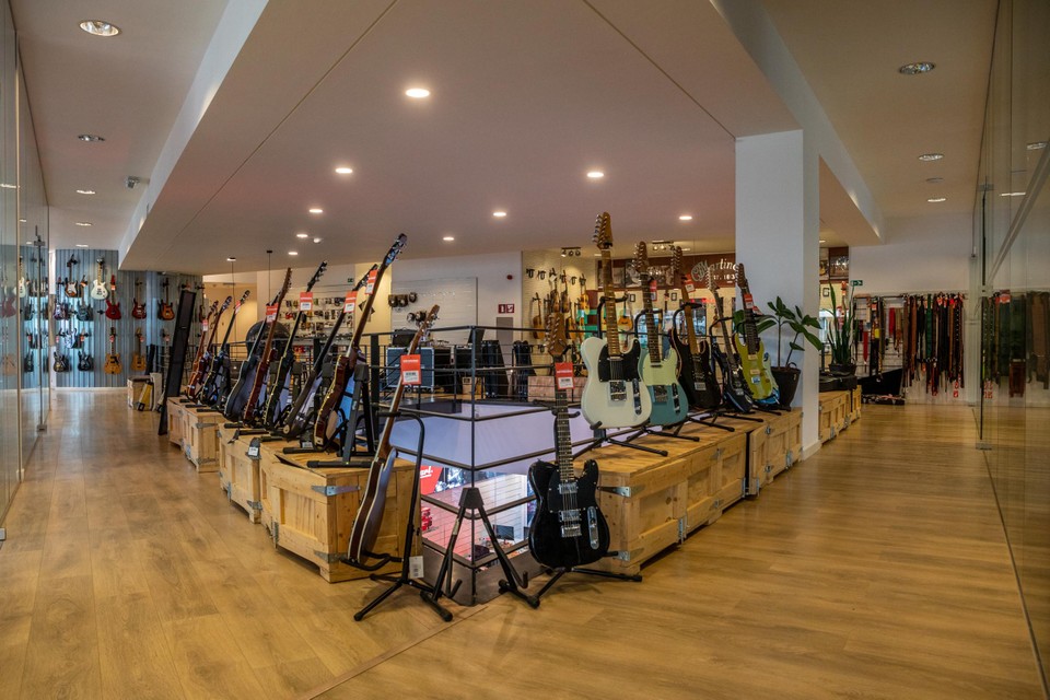 De vestiging in Antwerpen biedt ontelbare, vaak hoogkwalitatieve muziekinstrumenten aan. 