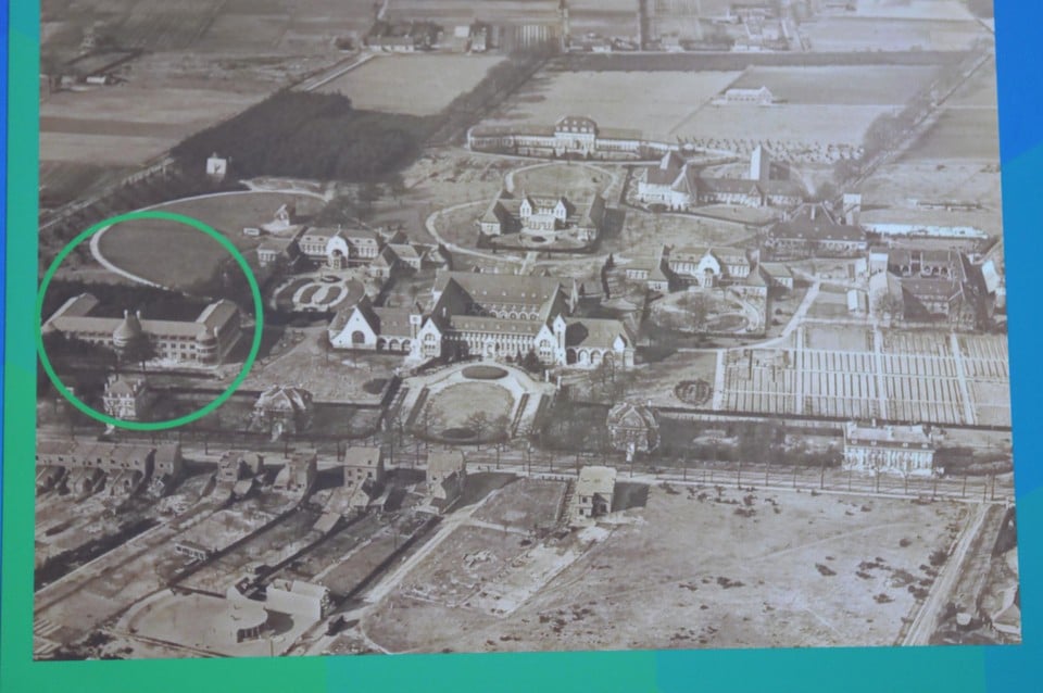Een oude luchtfoto, met in het groen omcirkeld de oude Landhuizen. 