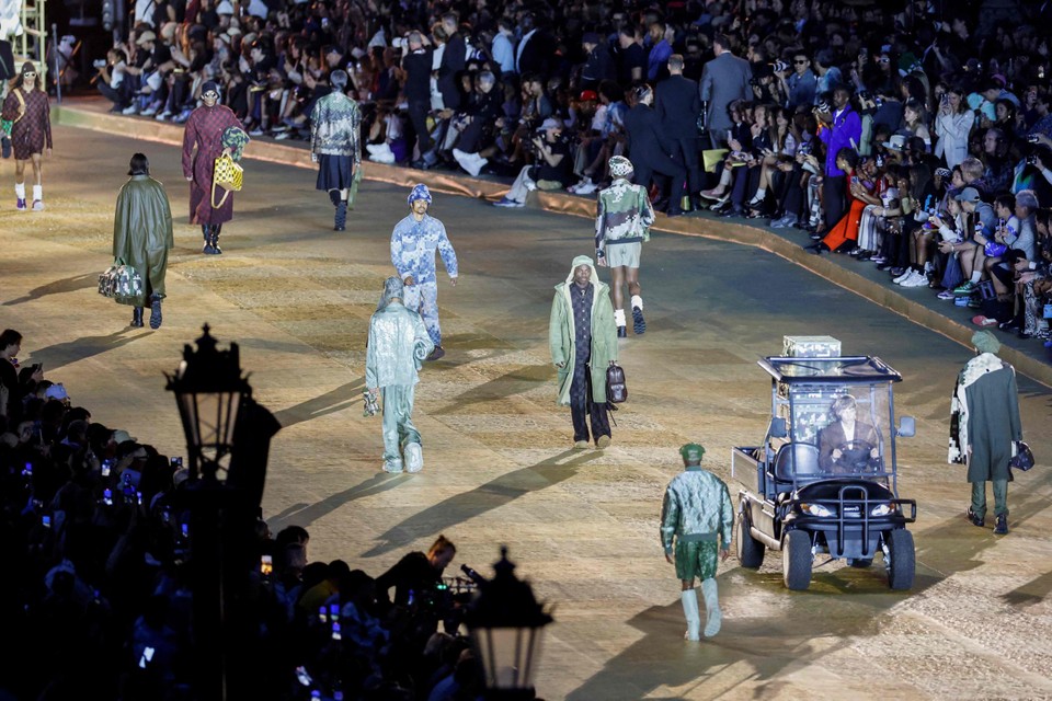 Pour Louis Vuitton, Pharrell Williams et une pluie de stars investissent le  Pont Neuf - PalaceScope - Magazine Lifestyle, mode, art et création à Paris