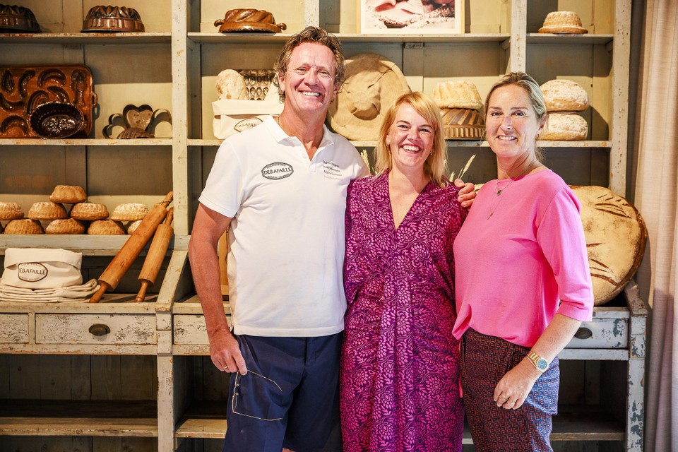 Jan Dellafaille met medezaakvoerder, echtgenote Nathalie Lootens en in hun midden Vanessa Roggeman, shopmanager van de bakkerij op het Panamarenkoplein.