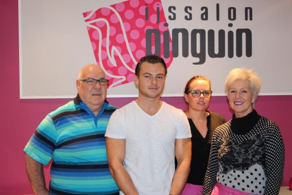 Drie generaties Pinguïn-uitbaters bij elkaar: de vorige jaar overleden Stan Van Beemen, dochter Carine en twee kleinkinderen Woody en Billie.