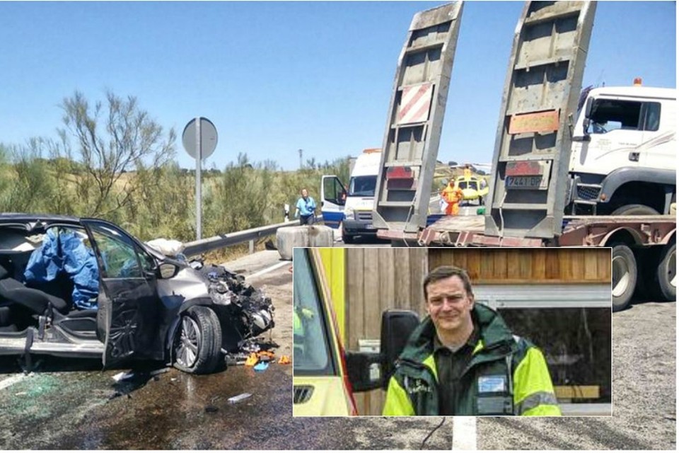 In Spaanse media verscheen dit beeld van het ongeluk. De vrouw in de personenwagen overleefde het ongeval niet, de man werd gereanimeerd door ambulancier Bart Debie (inzet). 