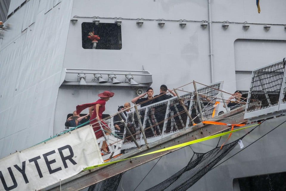 Met hakken de gangway van een fregat beklimmen. Koningin Maxima kan dat. Net zoals Mathilde.