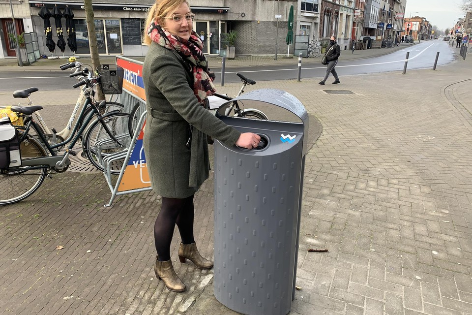 Schepen Maaike Bradt: “De nieuwe vuilnisbakken zijn robuust, uniform en ergonomisch gemaakt.”