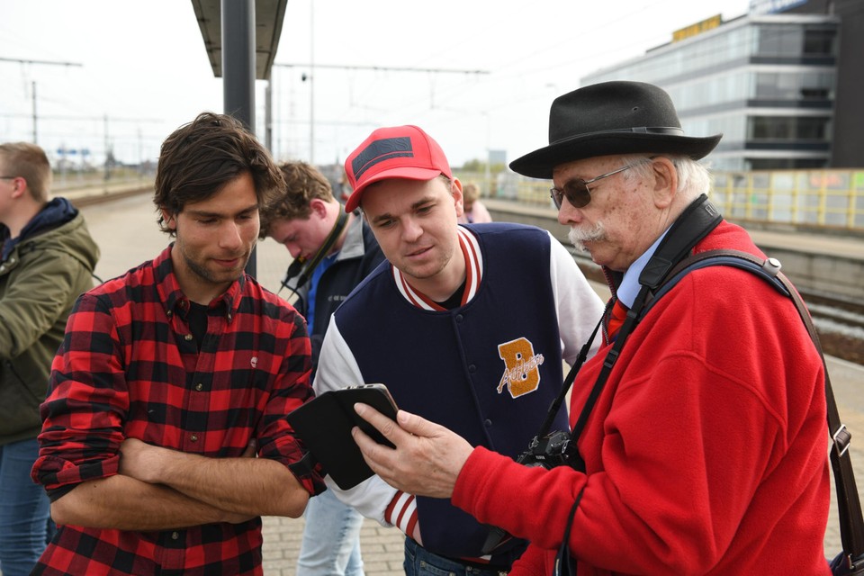 Janmart toont zijn foto’s aan zijn collega’s. 
