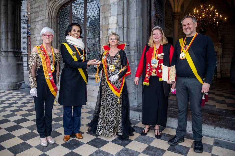 De 63-jarige Joske I, de nieuwe stadsprinses van Mechelen, krijgt de stadssleutel overhandigd. 