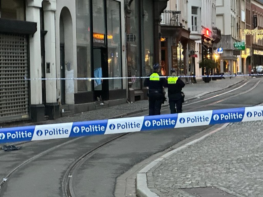 Op de hoek met de Melkmarkt en de Korte Nieuwstraat werd zondagochtend een neergeschoten man achtergelaten door een auto. 
