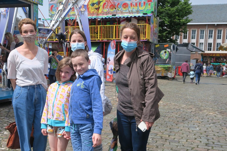 De schepenen Charlotte Klima en Iefke Hendrickx met Anneleen Janssens en haar kinderen Rune en Janne op de kermis van Schoten, die maandag heel bewust wat minder lawaai maakte als gebruikelijk.