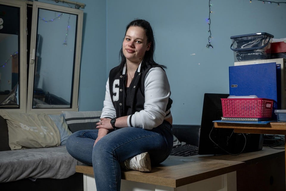 Lisa Van de Velde in haar appartement in Nijlen, waar ze nu twee jaar woont.