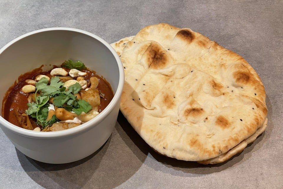 De spicy curry met flatbread.