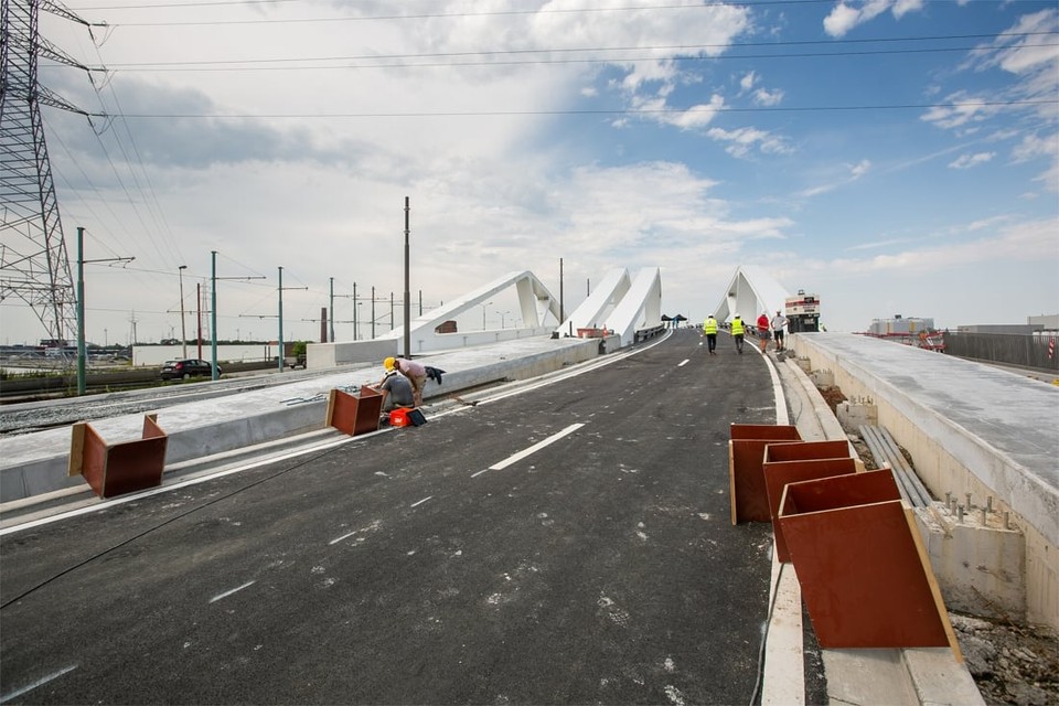 Twee van de drie fasen van de nieuwe Gabriël Theunisbrug aan het Sportpaleis zijn klaar. In de week van 4 tot en met juli is dit deel van de brug open voor het verkeer. Het resterende, oude deel wordt kort daarna gesloopt.