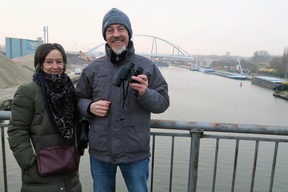 Wommelgemnaren Peter Goris en Carine Leysen hadden hun verrekijker bij en volgden alles vanop de oude Hoogmolenbrug.