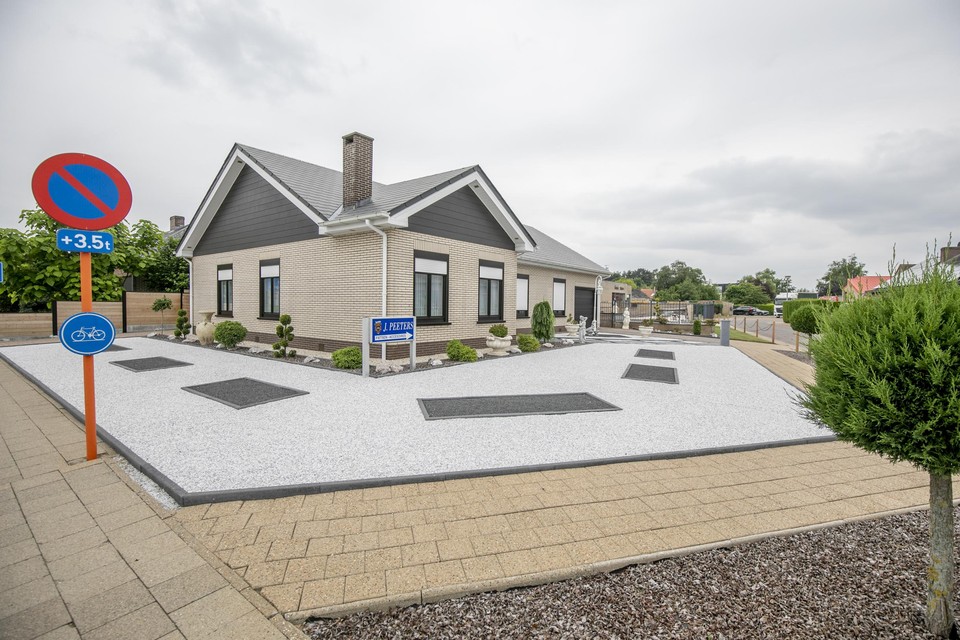 De voortuin van Fons in Ter Heide is net niet wat de gemeente nog wil zien. “Het ziet er verhard uit, maar het is perfect waterdoorlatend”, zegt hij.