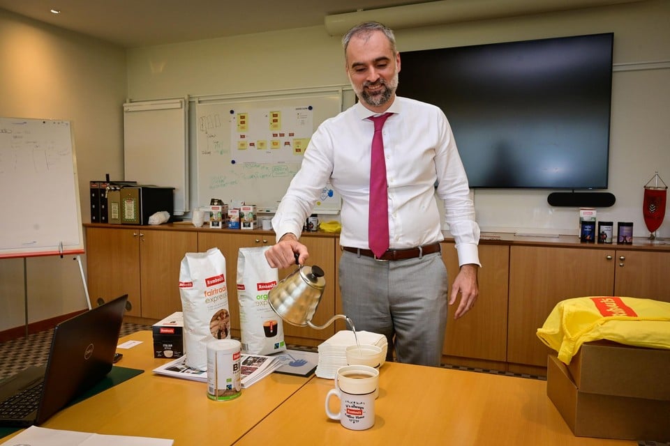 Algemeen directeur Xavier Rombouts giet een kopje oploskoffie op via een 100% afbreekbare filter.
