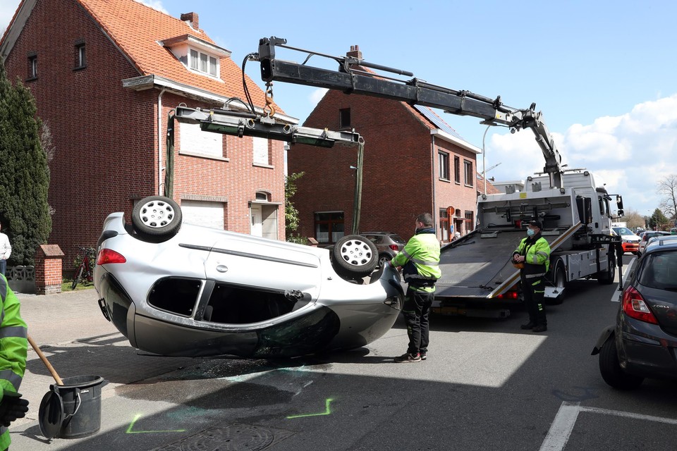 De dame week uit en botste recht op een geparkeerde auto.