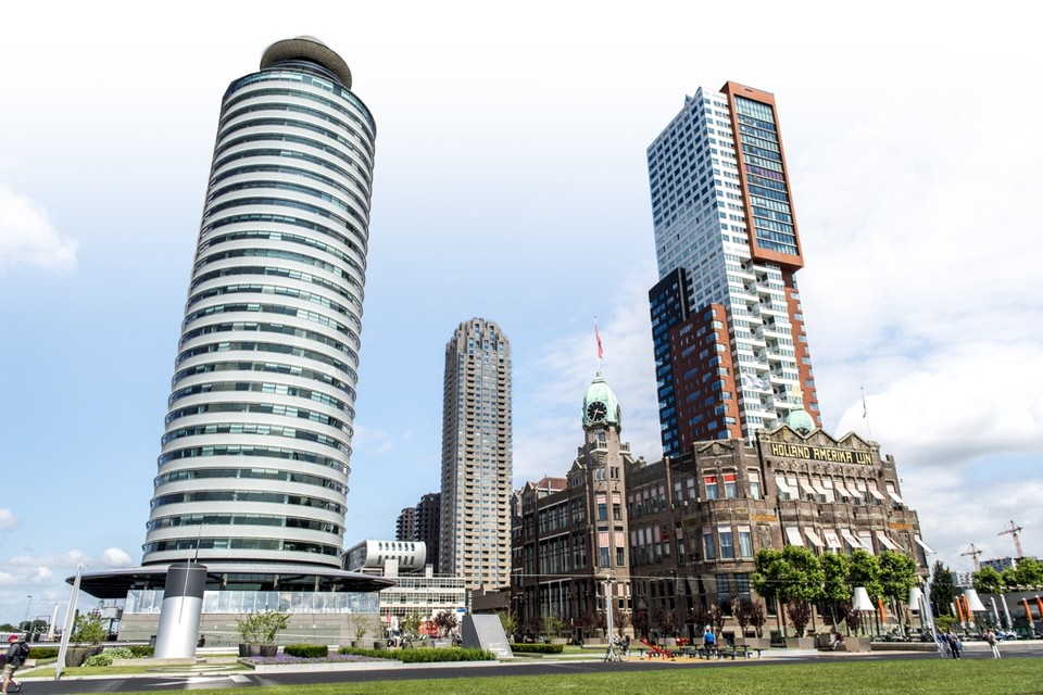 Het havenhuis van Rotterdam (links) is één meter hoger dan de kathedraal van Antwerpen. Het overschaduwt de Holland Amerika Lijn, zeg maar de Red Star Line van Rotterdam. 