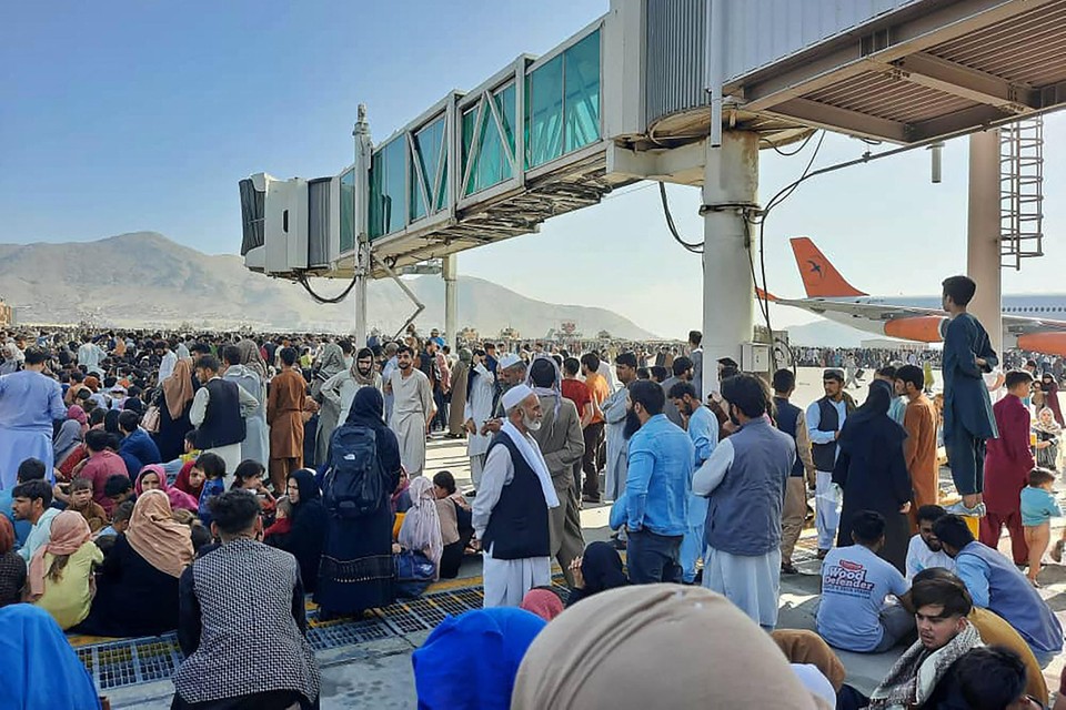 Duizenden Afghanen verzamelden op de luchthaven om het land te ontvluchten.