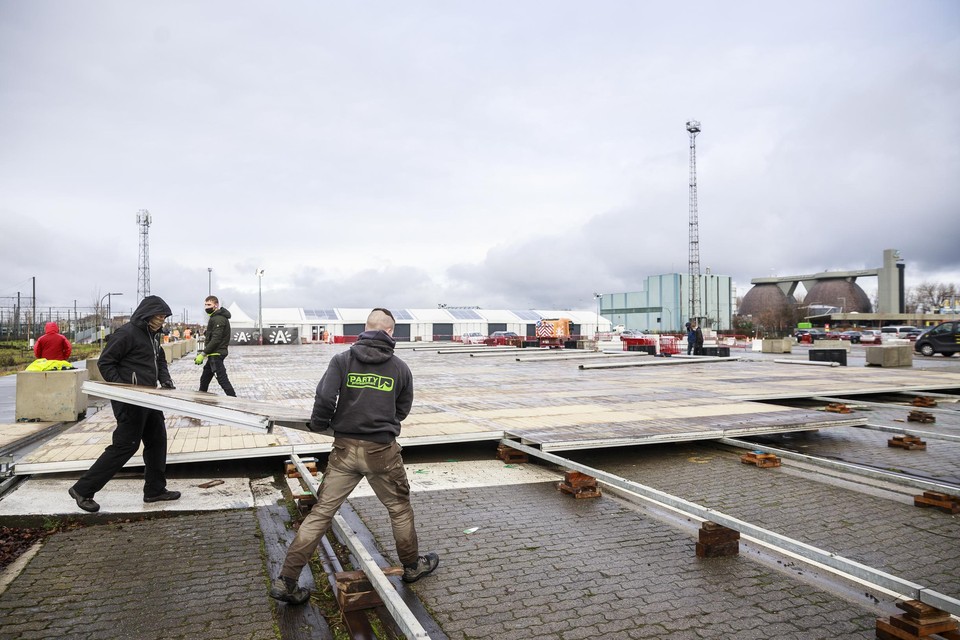 De opbouw van het vaccinatiedorp op Spoor Oost is begin deze week begonnen.