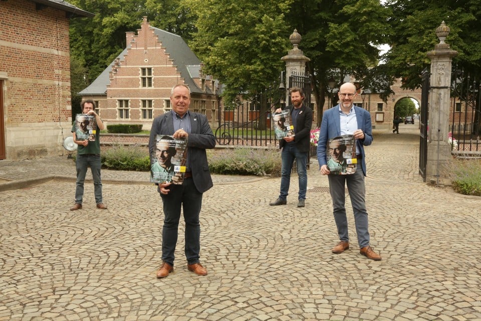 Districtsburgemeester Koen Palinckx, districtsschepen Marc Elseviers, Styn Van Bouwel en Dries De Meesters van 252cc stellen op de binnenplaats van Veltwijck het feestprogramma voor.