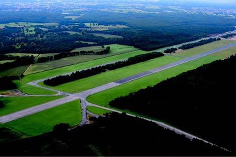De start- en landingsbaan is bijna drie kilometer lang.  