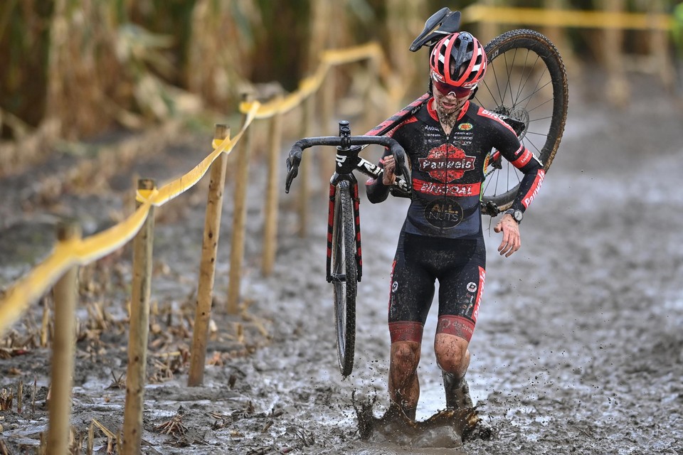 Laura Verdonschot, toen ze vorige week donderdag door het slijk ploeterde in de Kermiscross van Ardooie.