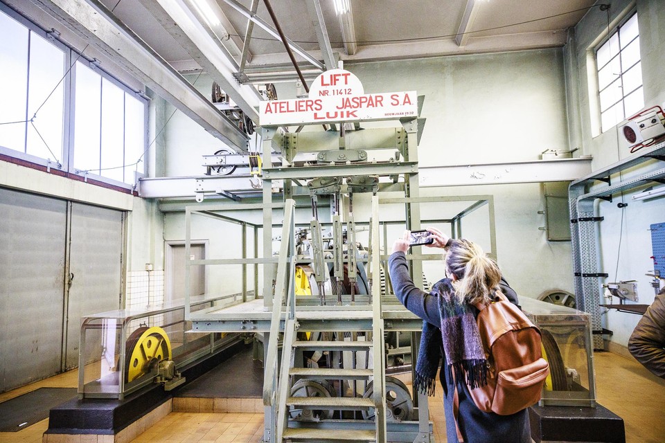 De originele elektromotor uit 1932 van de lift op Linkeroever. Alles blijft behouden, maar binnenkort zal het industrieel erfgoed door moderne, elektrische omvormers worden aangedreven. 