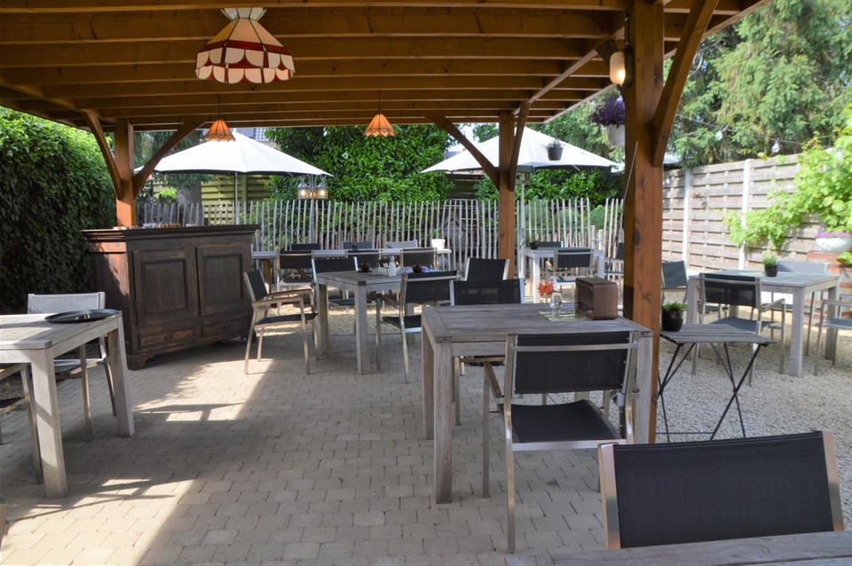 Op het terras liggen nu zonnepanelen.