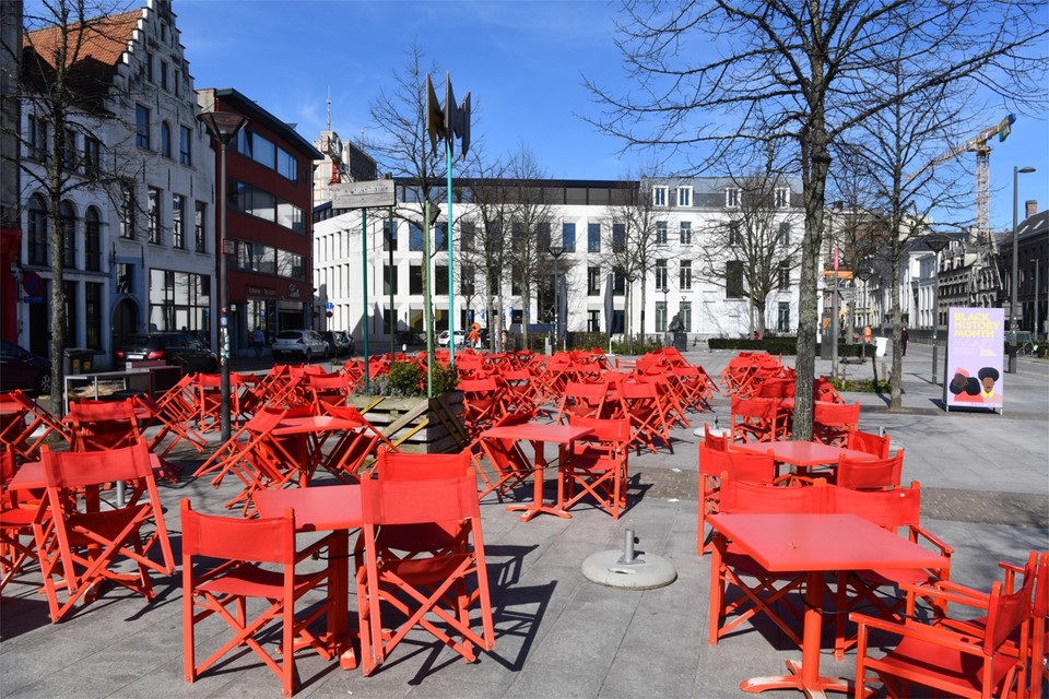 Goed weer, maar geen volk op Mechelseplein in Antwerpen.