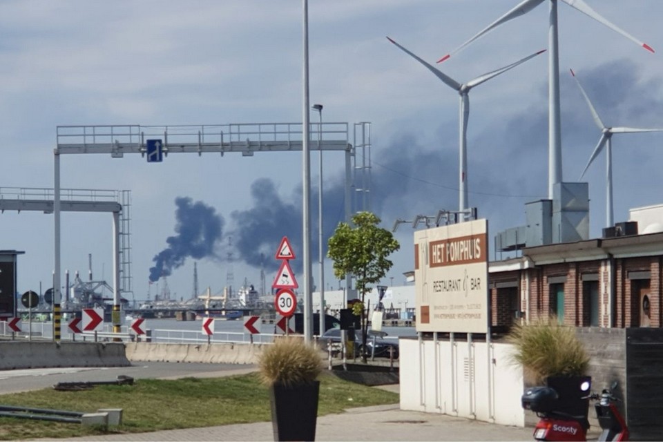 Restproducten uit (petro)chemische bedrijven worden in hoge torens verbrand en creëren een ferme rookpluim.