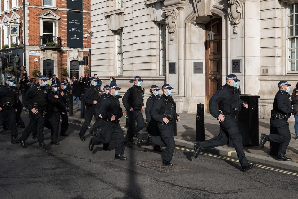 Londense politieagenten treden in actie bij een protestbetoging tegen de strengere lockdownregels voor Kerstmis. 