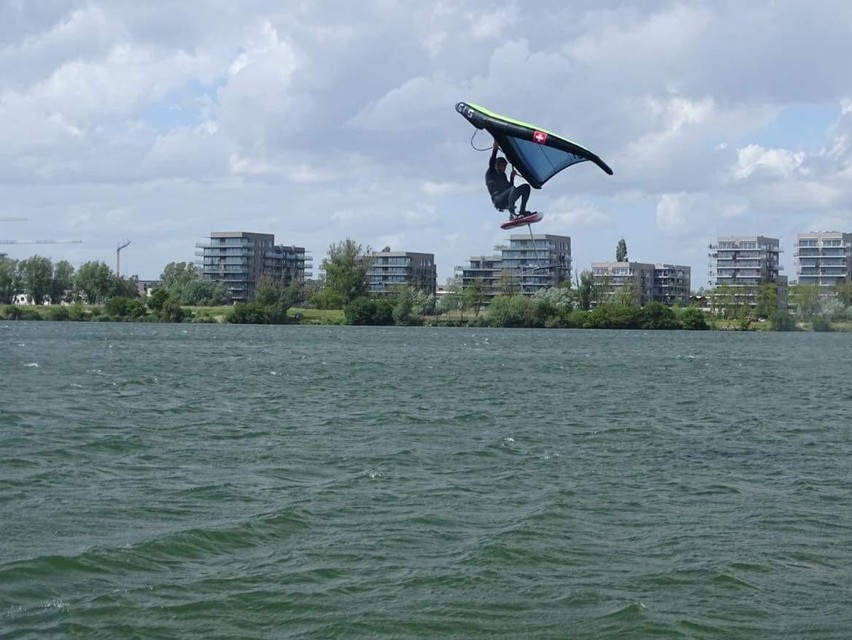 Vriend van Alain Jeroen Van Hoydonck springt vlotjes de lucht in op zijn plank. 