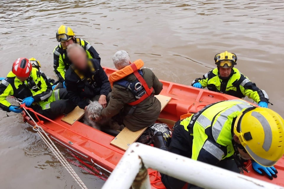 Evacuatie van een koppel dat met de honden twee dagen vast zat op zolder.